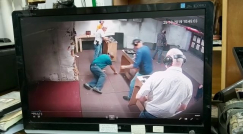 شاهد: شخص يُطلق النار على قدمه عن طريق الخطأ في الرملة 